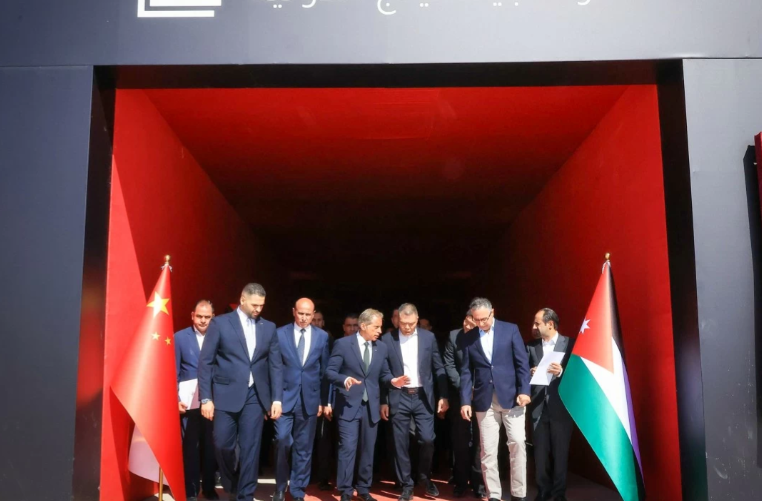 حسان يفتتح 6 مصانع بالقطرانة ويوجّه بتحويلها لمنطقة تنموية توفر 700 فرصة عمل