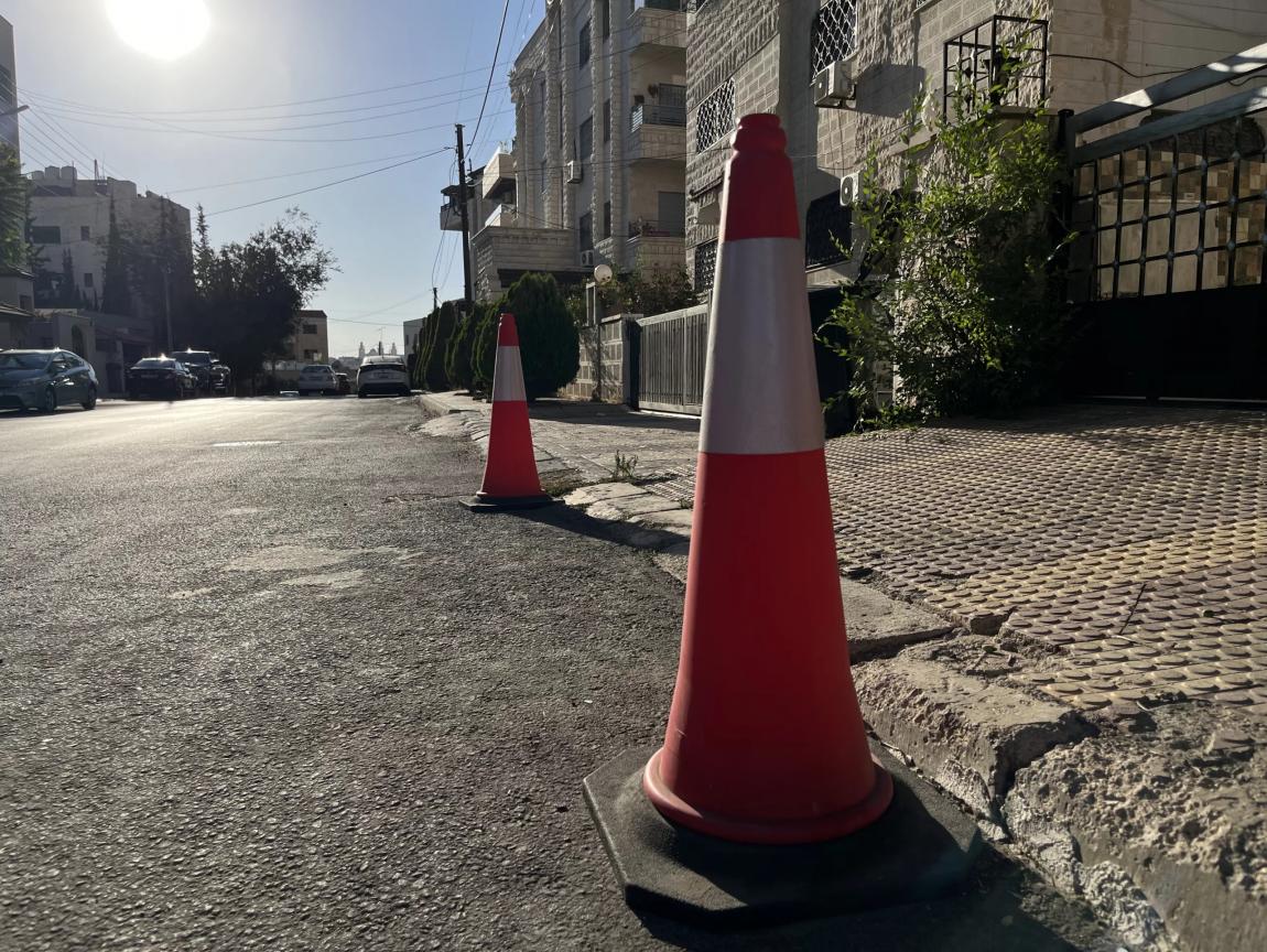 الأمانة: منع استخدام الارصفة كمواقف خاصة أو للفاليه  ..  حق للمشاة