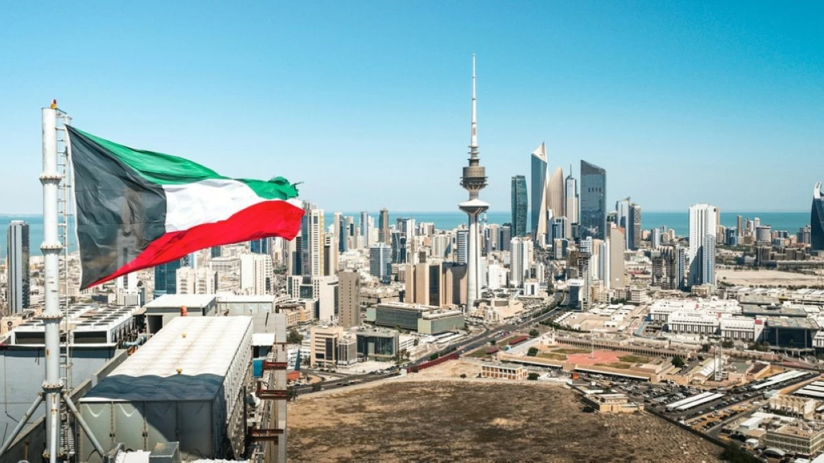 الكويت: السيطرة على حريق مجمع سكني بعد استهدافه بمسيرة إيرانية