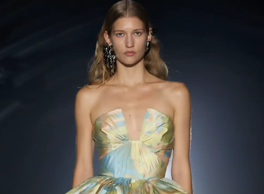 McQueen تكتب فصلاً جديداً في أسبوع لندن للموضة