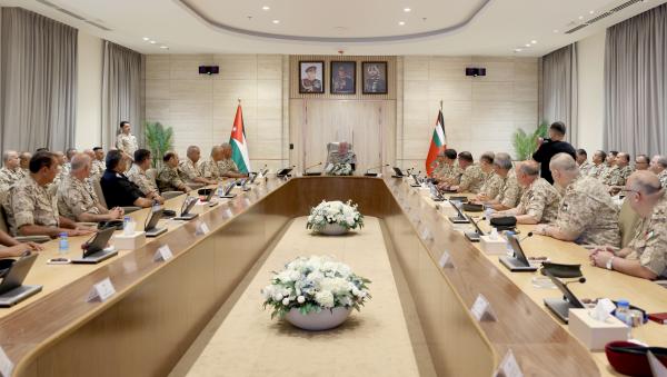 رئيس هيئة الأركان يلتقي كبار الضباط ويؤكد على الجاهزية العملياتية