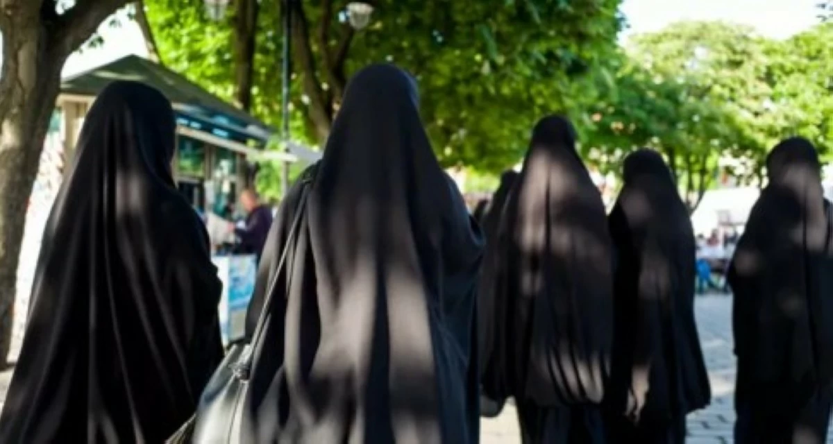 مدينة اسبانية تحظر البرقع والنقاب في الأماكن العامة