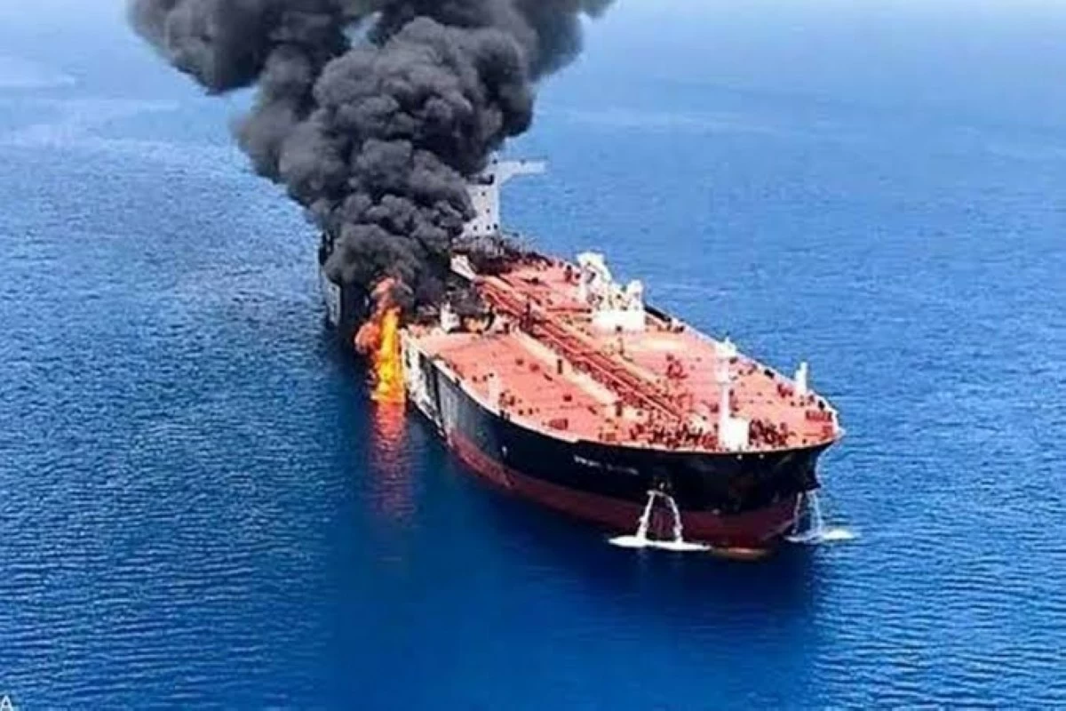 هيئة بحرية بريطانية: إخماد حريق على متن ناقلة نفط بمضيق هرمز