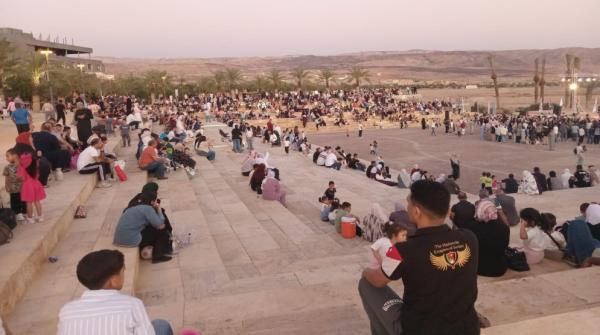 كورنيش وشاطئ البحر الميت يستقطبان 40 ألف زائر في العيد