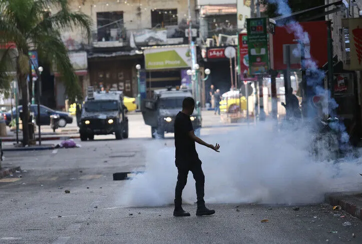 الجيش الإسرائيلي يقتحم منزل صحفي فلسطيني ويطالب عائلته بتسليمه