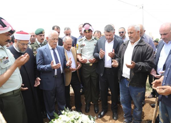 مندوبا عن الملك وولي العهد  ..  العيسوي يشارك بتشييع جثمان الساكت