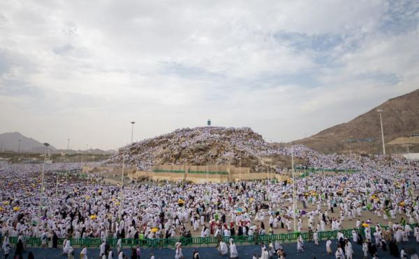 الحجاج يؤدون الركن الأعظم على صعيد عرفات