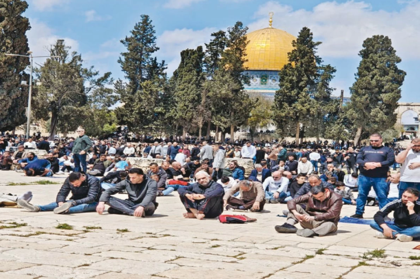 عشرات الآلاف يصلّون الجمعة في «الأقصى» وسط اعتداءات المستوطنين