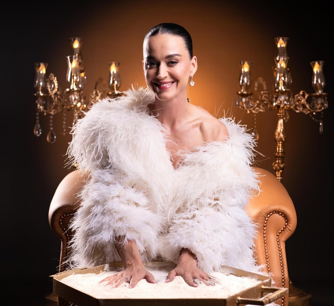 كاتي بيري مبهرة دائما باختياراتها للأزياء ..  استوحي