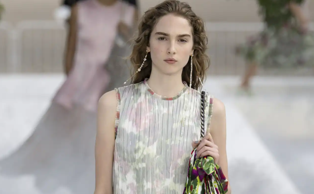 Dior وSaint Laurent في باريس ..  من الرومانسية إلى البريق الذهبي