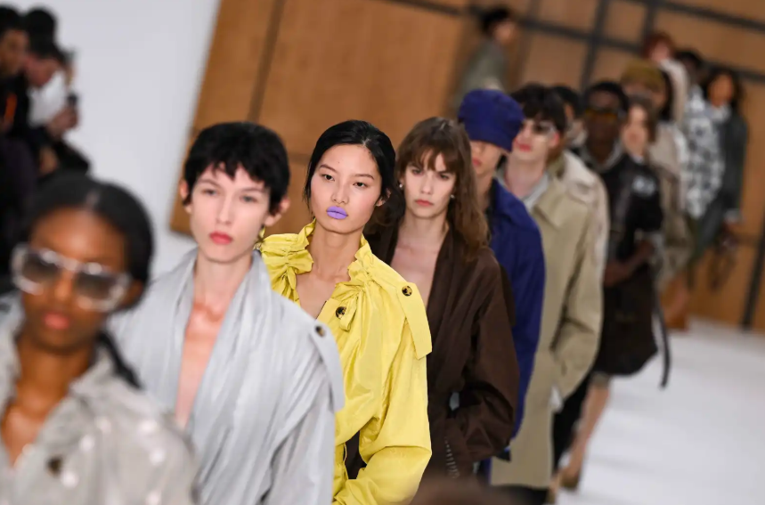 Burberry تختتم أسبوع لندن للموضة بتصاميم ربيعية مبتكرة