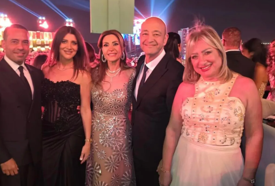 عمرو أديب وعروسه دينا طلعت في أول ظهور بعد زواجهما 