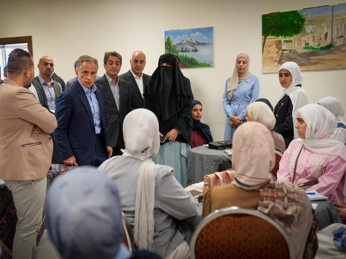 حسان يتفقد مركز شباب وشابات القادسية في الطفيلة