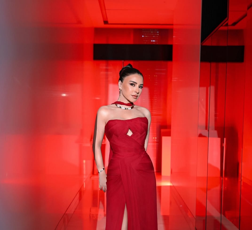 من الأحمر الملوكي إلى النيود اللامع… فساتين سهرة ماغي بو غصن في 2025