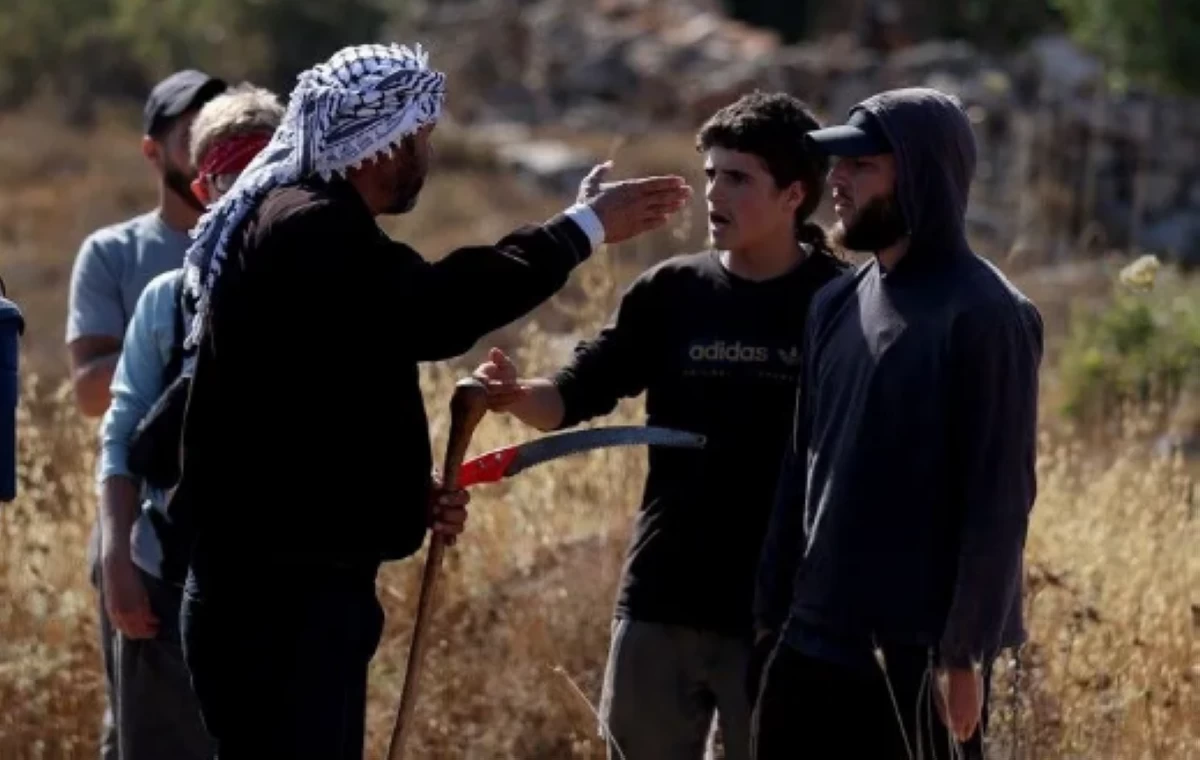 إصابة 3 فلسطينيين ومتضامنين أجنبيين بهجوم مستوطنين جنوبي الضفة