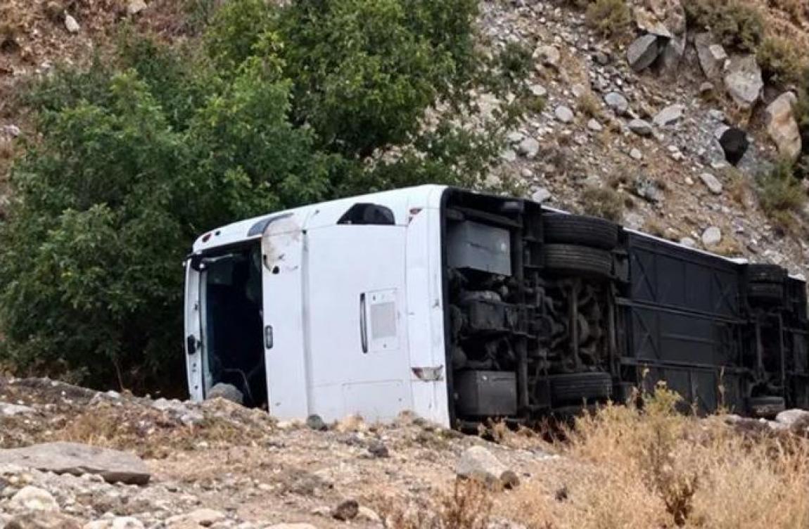 وفاتان و51 إصابة بحادثين وأزدحامات مرورية مع أول هطول مطري