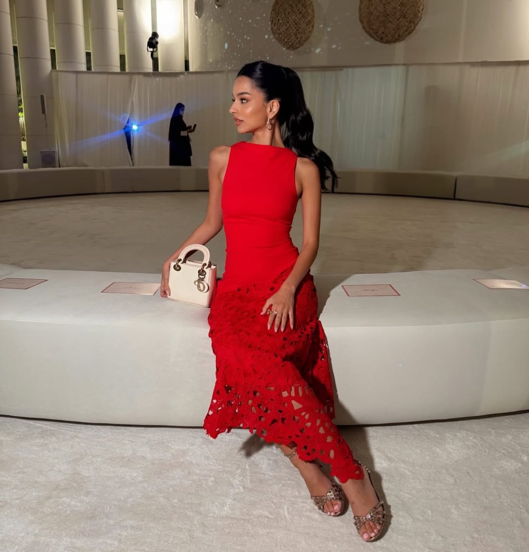 تالا العقيل ..  أناقة ملكية باللون الأبيض تواكب عقد قرانها