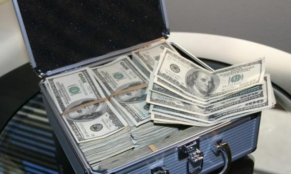 يمتلك شركة عقارية  ..  مشرد يقود سيارة ثمنها 250,000 دولار