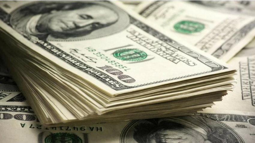 الدولار يتمسك بمستوياته المرتفعة مع اقتراب قرار الاحتياطي الأميركي