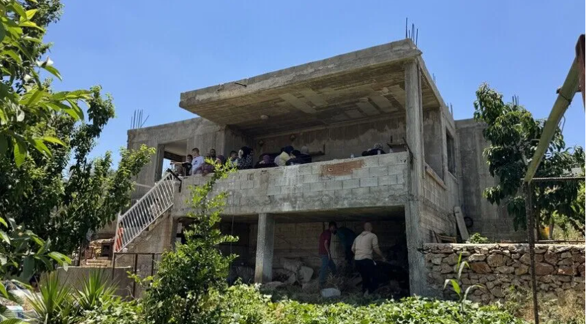 مستوطنون يصيبون فلسطينيين بالقدس ويستولون على منزل برام الله