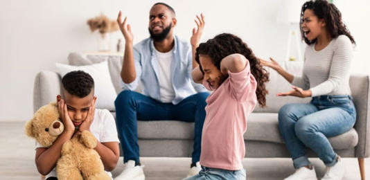 ما الذي لا يُقال عن تأثير الطلاق على الأطفال داخل البيت؟