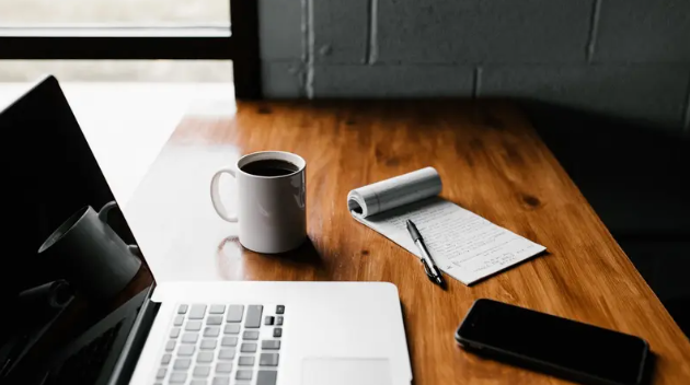 كيف تنظف لوحة مفاتيح اللابتوب بأمان؟