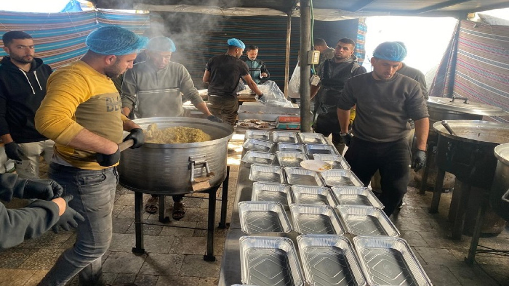 رمضان في خيام النزوح ..  مطبخ صغير يعيد دفء المائدة إلى نازحي المواصي