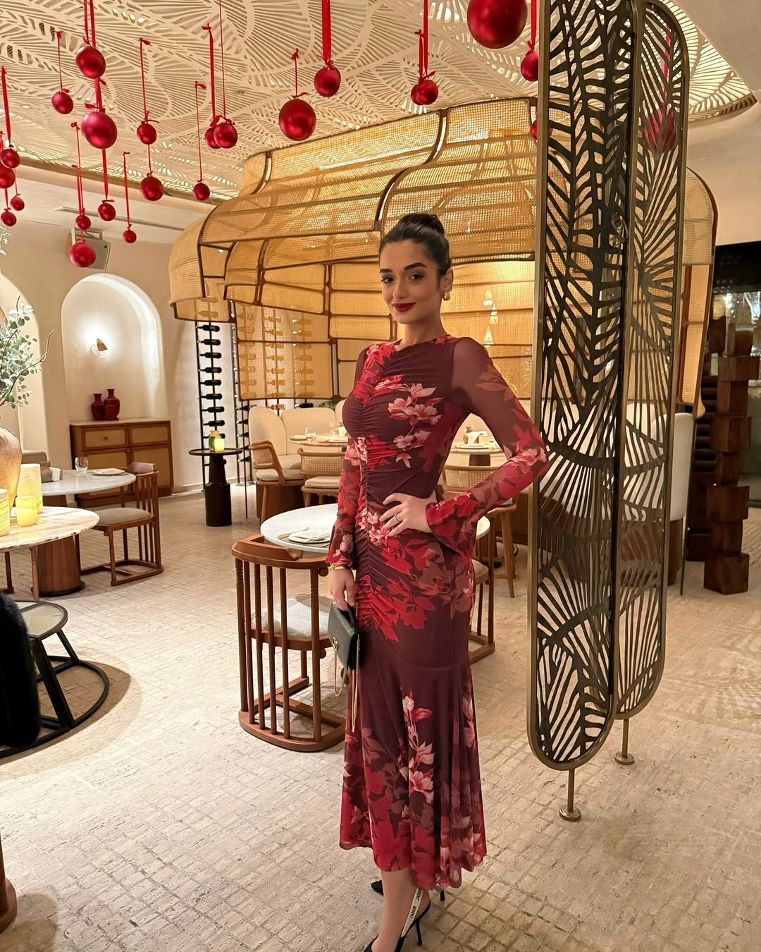 كيف تعكس أزياء ملك أحمد زاهر جانبها الرومانسي؟