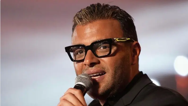 معجبة تفاجئ رامي صبري بمحاولة تقبيله ..  ورد فعله يثير تفاعلاً