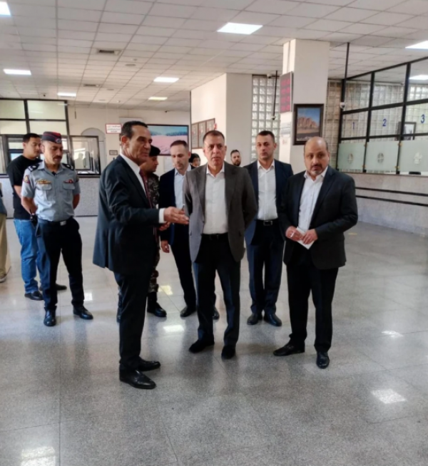 الفراية يتفقد مديرية الجنسية ويوجه لمتابعة شكاوى المراجعين