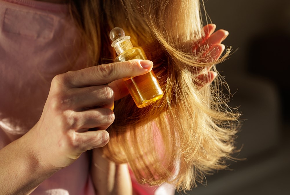 بعد انتهاء الطقس البارد ..  كيف تُعدّين حيوية شعركِ لاستقبال الصيف؟