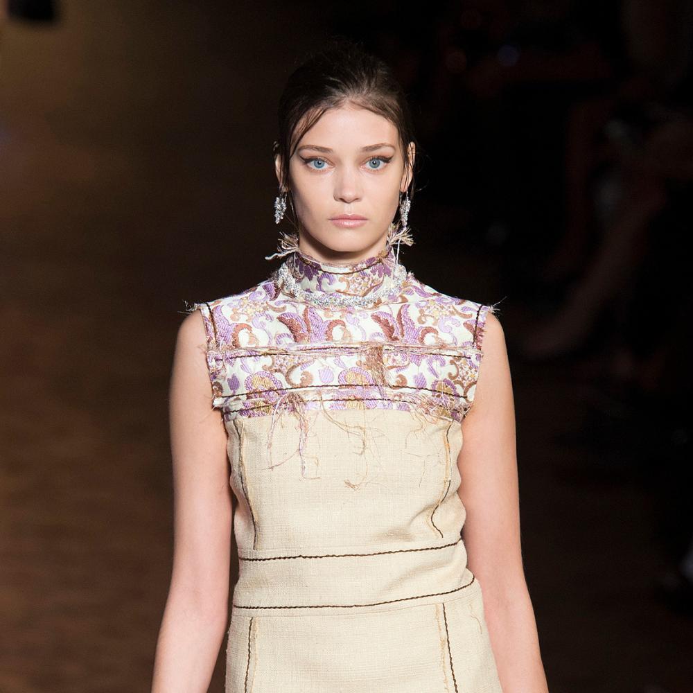 الموضة وكسر وهم الكمال ..  حين يصبح “غير المكتمل” هو الفخامة الجديدة