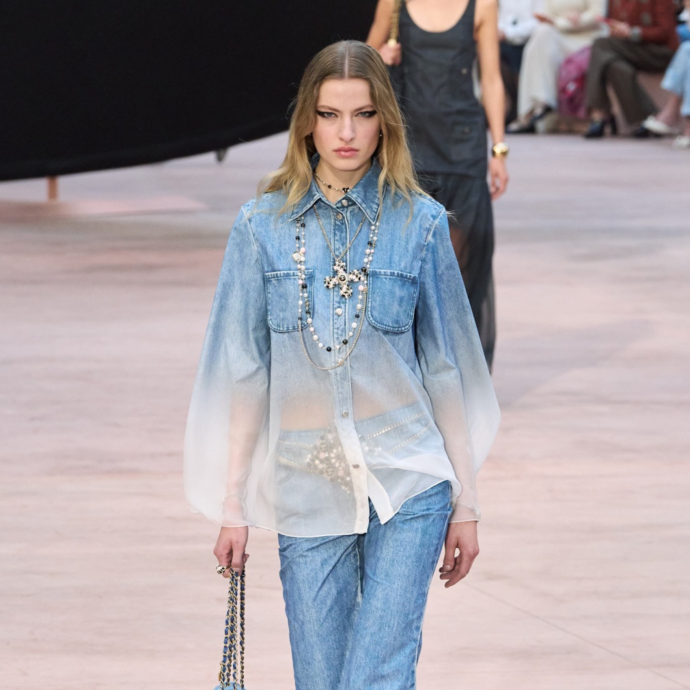 وداعاً للبناطيل التقليدية: كيف تتألقين بجينز عصري في شتاء 2025