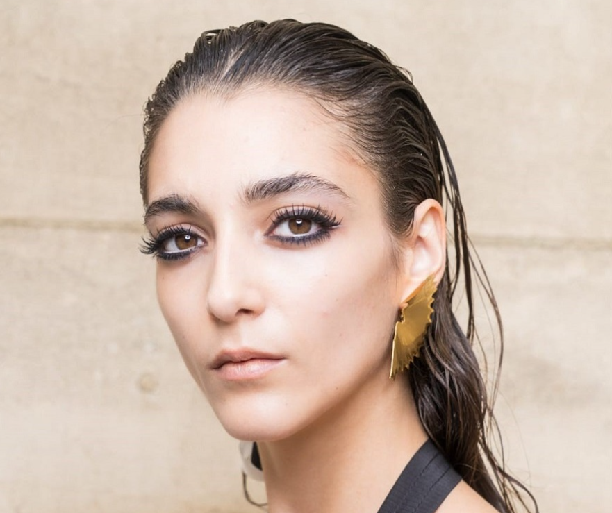 الشعر المبلل يعود إلى الواجهة ..  كيف تعتمدين الـWet Look بأناقة؟