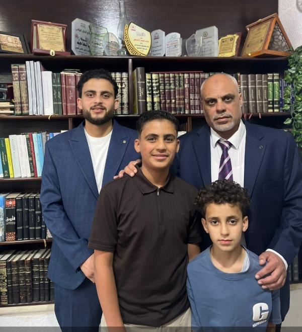 الدكتور علي هصيص يبارك لابنه حسين بالتخرج