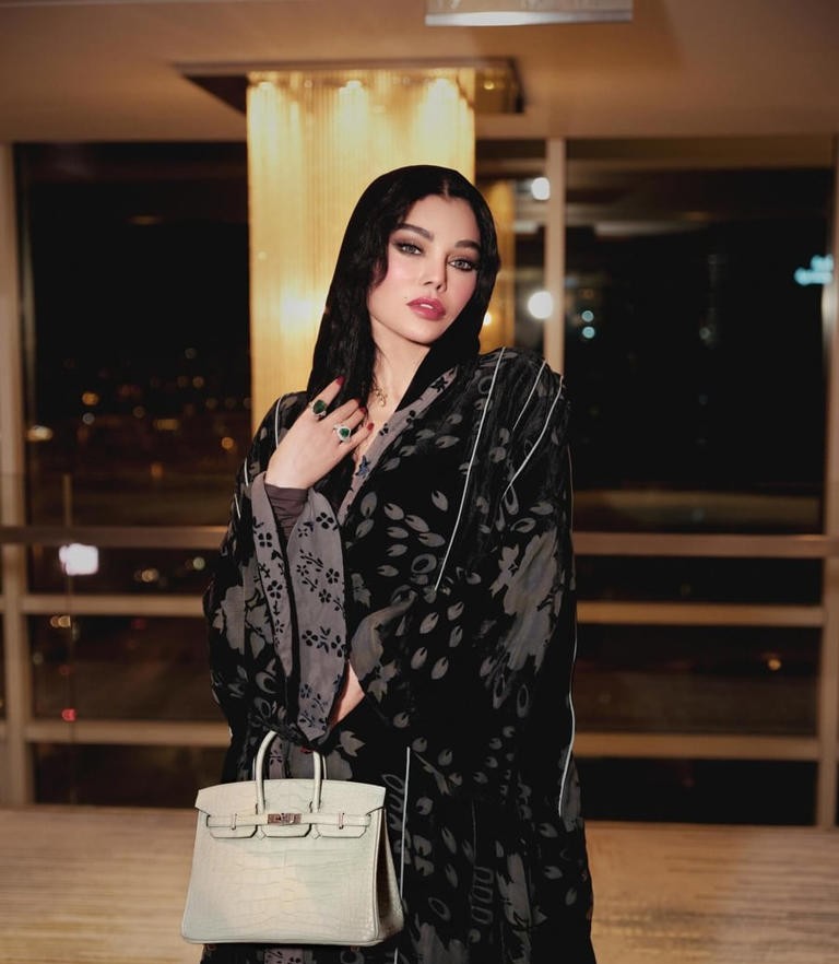 مكياج مثالي للإطلالات الرمضانية السوداء من وحي النجمات