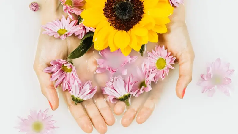 جفاف اليدين بالربيع ..  أسباب غير متوقعة وعلاجات مضمونة