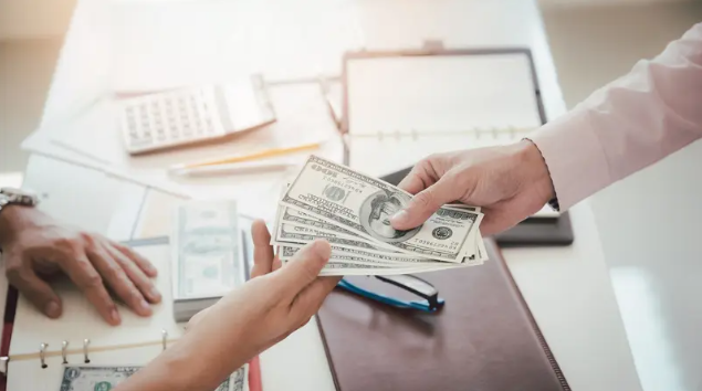 علم النفس يكشف سر التردد في استرداد الديون من الأصدقاء