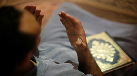 اللَّهُمَّ إنِّي أعوذ بعِزَّتِك ..  أَنْتَ الحَيُّ الذي لا يموت