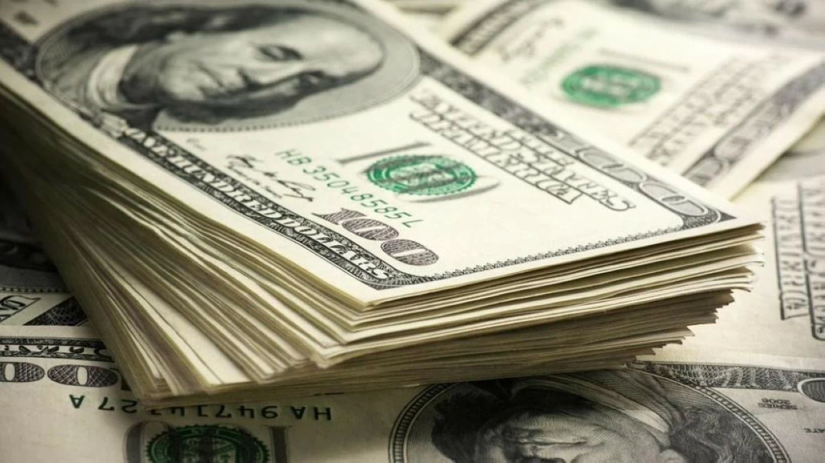 الدولار قرب أدنى مستوى منذ عدة أشهر وسط مخاوف الديون