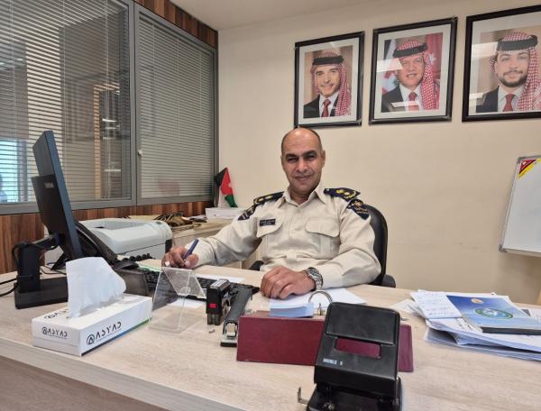 العقيد ابوجاموس يهنئ مقدم جمارك محمد الصرايرة بمناسبة الترفيع  ..  مبارك