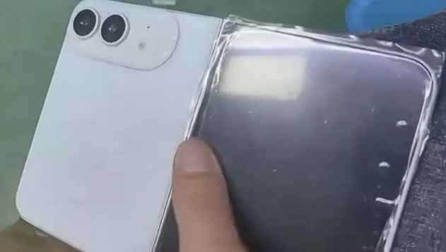 من دبوس SIM إلى مفصلة آيفون القابل للطي ..  "أبل" تفتح الباب لتقنية عمرها 15 عامًا 