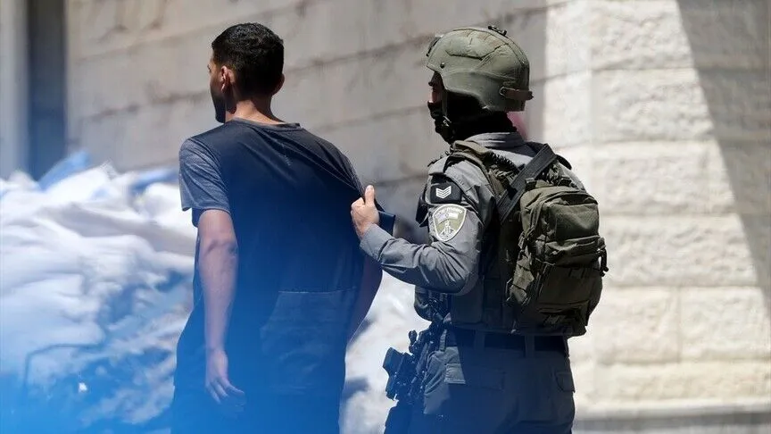 الجيش الإسرائيلي يعتقل 5 فلسطينيين بينهم 4 من عائلة واحدة جنوب الخليل