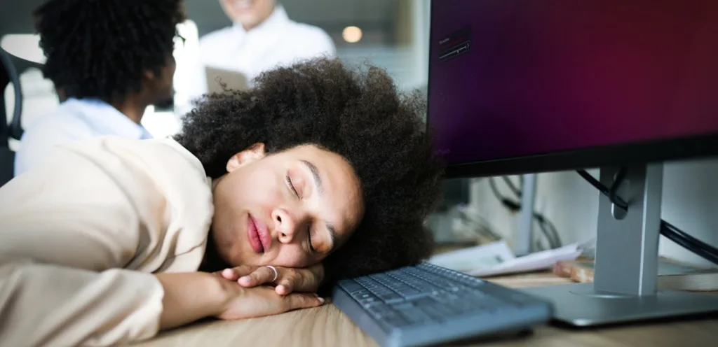 الأم العاملة بين التعب والذنب والإرهاق: كيف تستعيدين توازنكِ؟