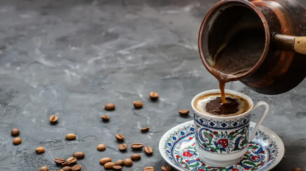 القهوة بين الفوائد والمخاطر ..  ماذا يفعل فنجانك اليومي بصحتك؟