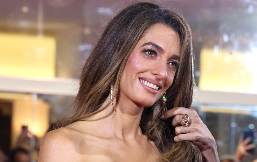 جمال أمل كلوني في مهرجان فينيسيا السينمائي ..  سر الإطلالة التي لا تتغير رغم مرور السنوات