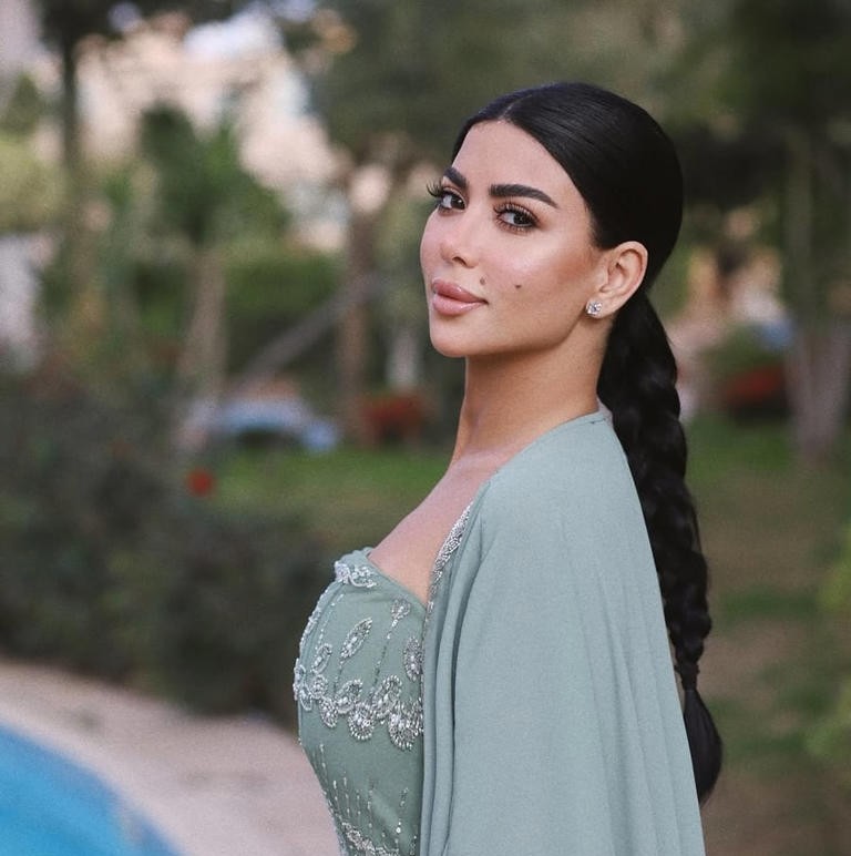 شاهدي إطلالة كارولين عزمي بتسريحة البوب