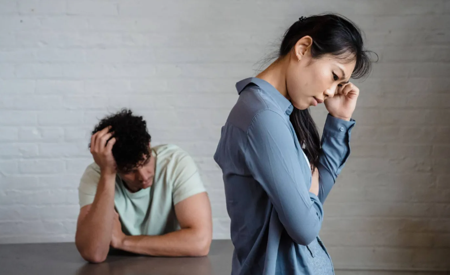 حين يصبح الحديث أصعب من السكوت ..  ما أسباب الصمت الزوجي؟