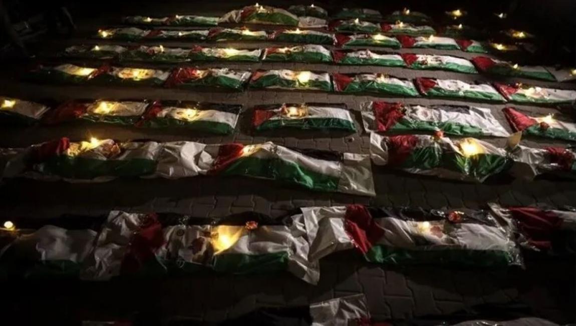 غزة  ..  وداع مؤثر لرفات 100 فلسطيني من ضحايا الإبادة