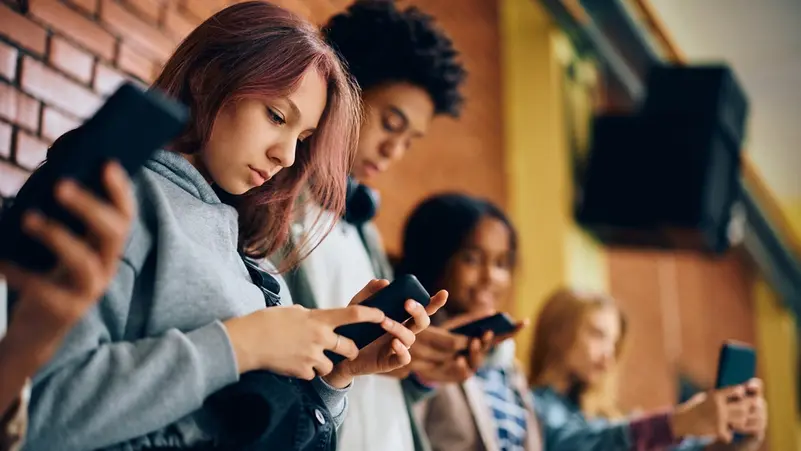 أضرار خطيرة تسببها مقاطع الفيديو القصيرة للشباب ..  تعرف عليها